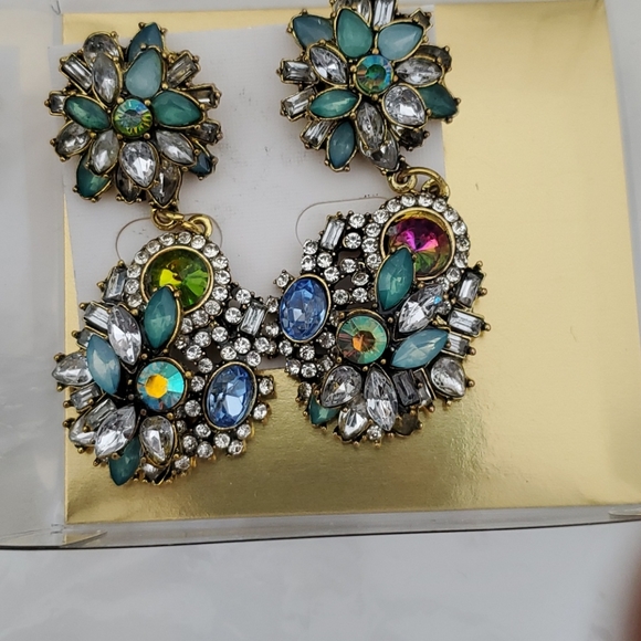 Fashionable Earring - Picture 3 of 6